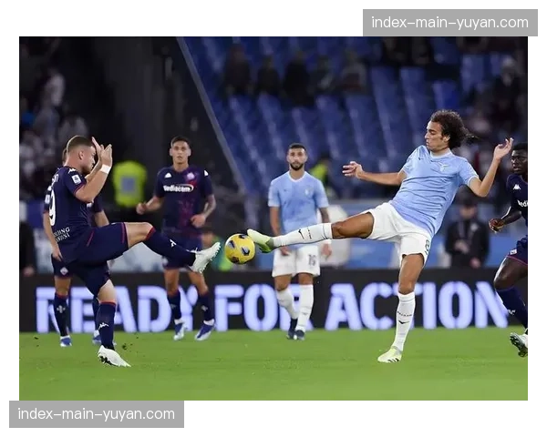 暴雨致弗罗西诺内vs拉齐奥比赛中断，工作人员紧急清理积水